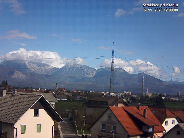 Pogled s postaje proti Krvavcu ob 12:00