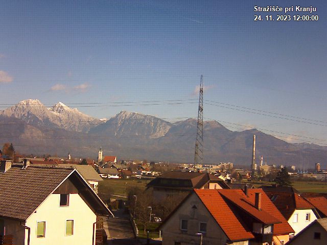 Pogled s postaje proti Krvavcu ob 12:00