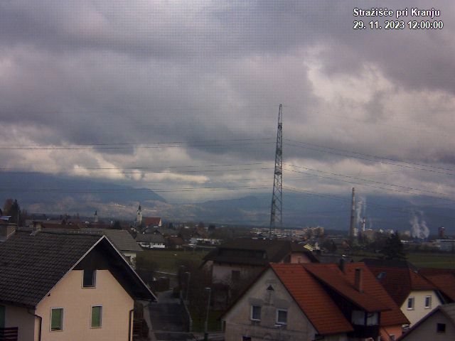 Pogled s postaje proti Krvavcu ob 12:00