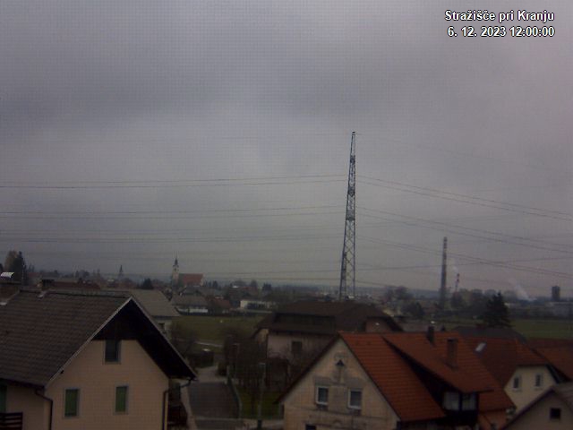 Pogled s postaje proti Krvavcu ob 12:00