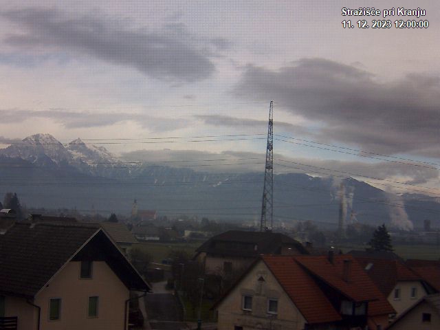 Pogled s postaje proti Krvavcu ob 12:00