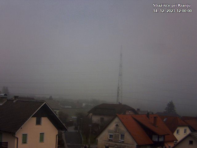Pogled s postaje proti Krvavcu ob 12:00