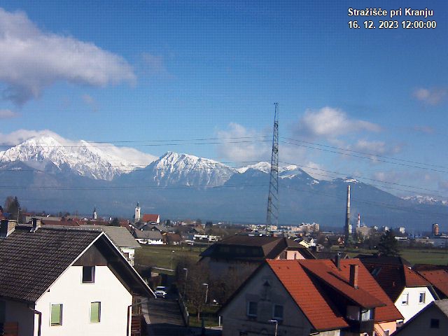 Pogled s postaje proti Krvavcu ob 12:00