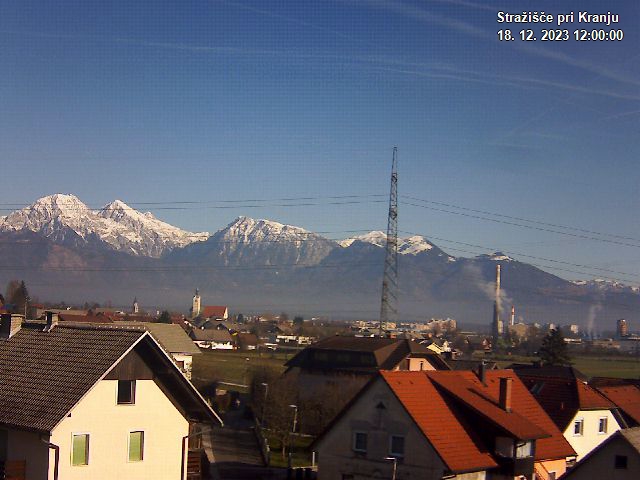 Pogled s postaje proti Krvavcu ob 12:00