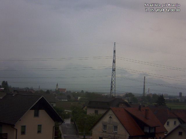 Pogled s postaje proti Krvavcu ob 12:00