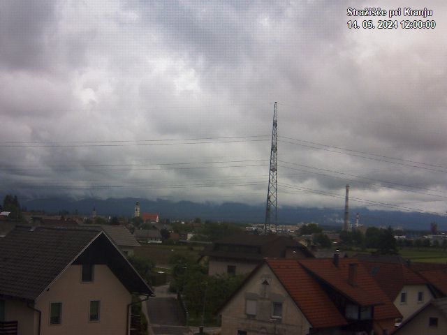 Pogled s postaje proti Krvavcu ob 12:00