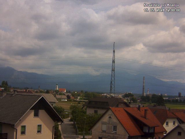 Pogled s postaje proti Krvavcu ob 12:00