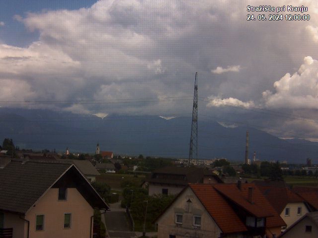 Pogled s postaje proti Krvavcu ob 12:00