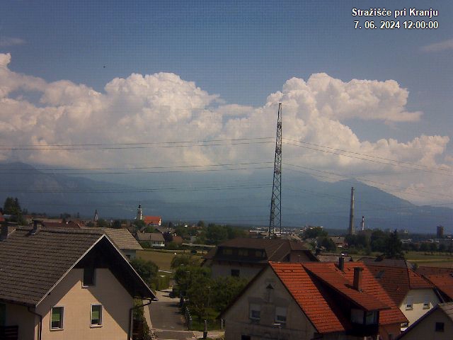 Pogled s postaje proti Krvavcu ob 12:00
