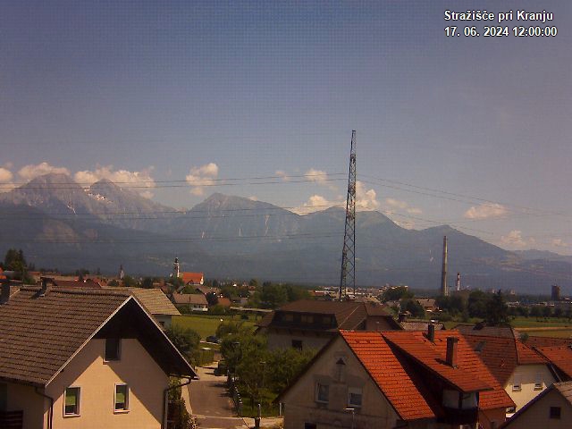 Pogled s postaje proti Krvavcu ob 12:00