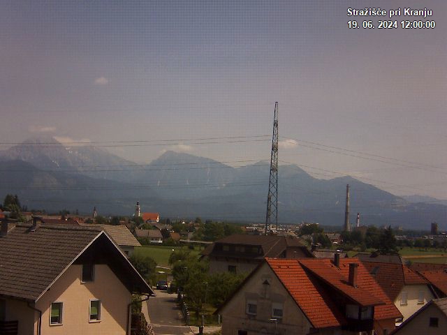Pogled s postaje proti Krvavcu ob 12:00