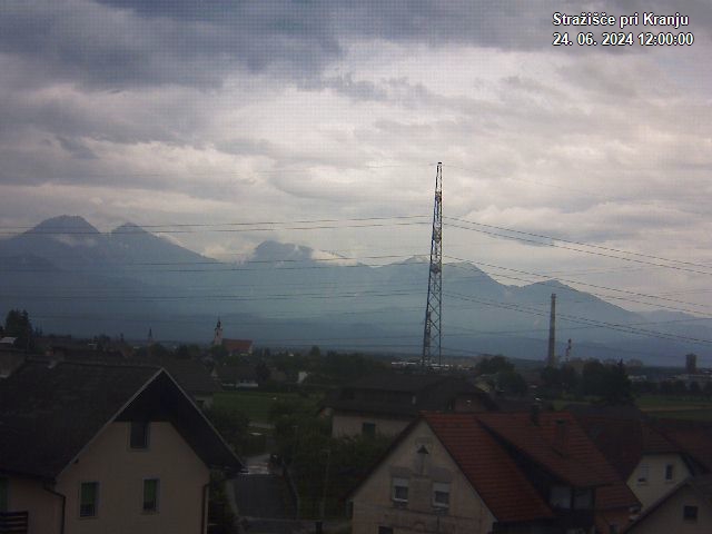 Pogled s postaje proti Krvavcu ob 12:00