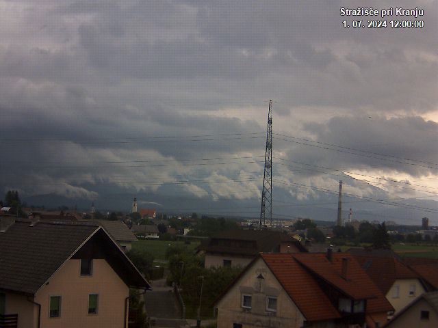 Pogled s postaje proti Krvavcu ob 12:00