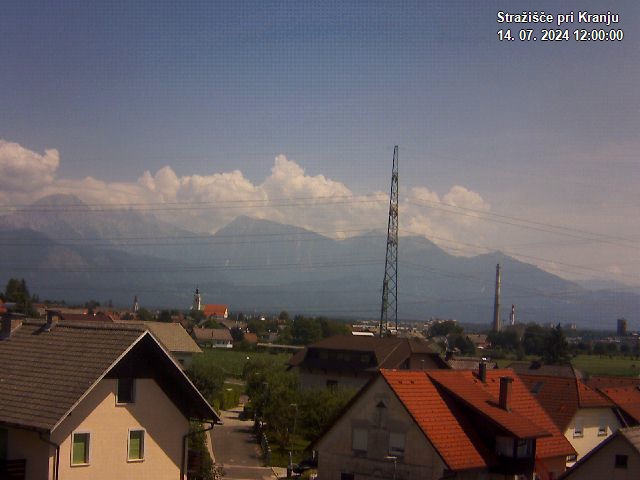 Pogled s postaje proti Krvavcu ob 12:00