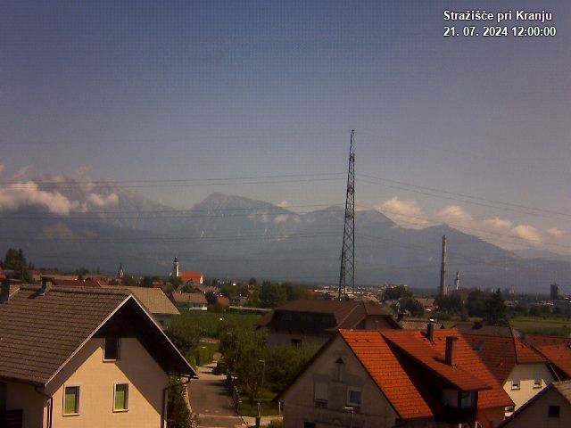 Pogled s postaje proti Krvavcu ob 12:00