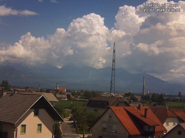 Pogled s postaje proti Krvavcu ob 12:00