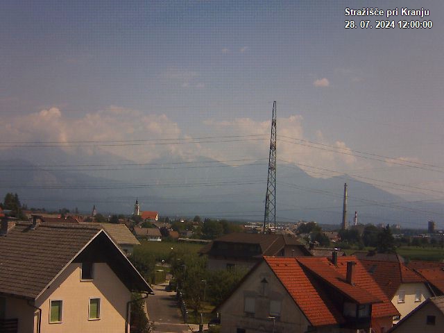 Pogled s postaje proti Krvavcu ob 12:00