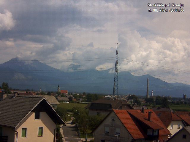 Pogled s postaje proti Krvavcu ob 12:00