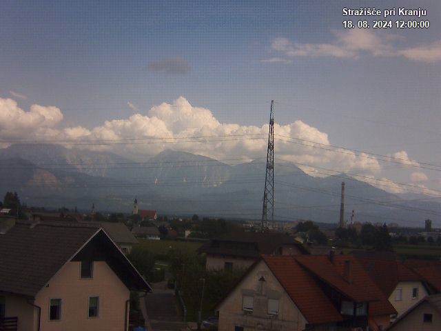 Pogled s postaje proti Krvavcu ob 12:00