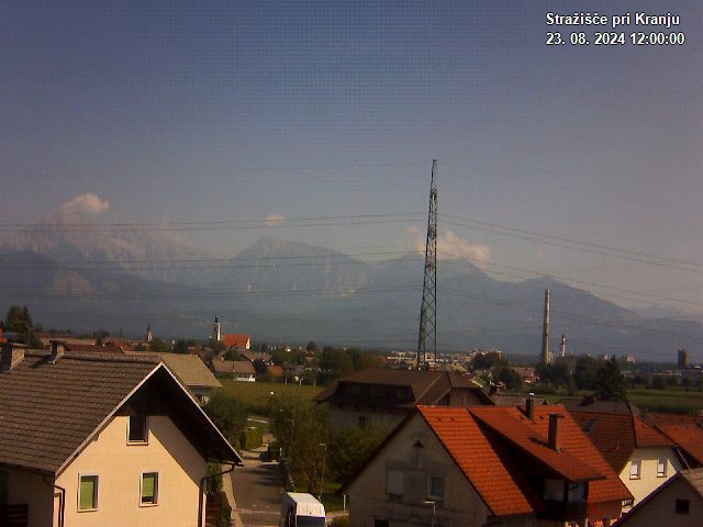 Pogled s postaje proti Krvavcu ob 12:00