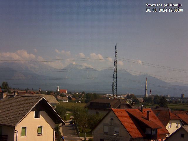 Pogled s postaje proti Krvavcu ob 12:00