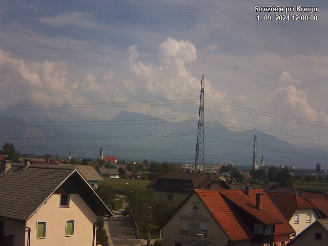 Pogled s postaje proti Krvavcu ob 12:00