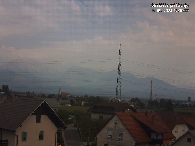 Pogled s postaje proti Krvavcu ob 12:00