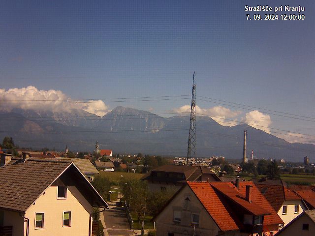 Pogled s postaje proti Krvavcu ob 12:00