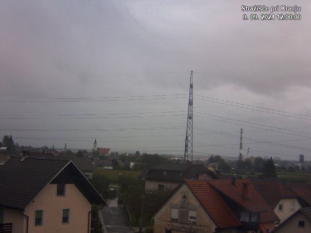 Pogled s postaje proti Krvavcu ob 12:00