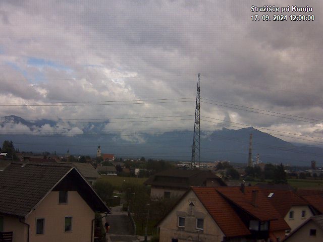 Pogled s postaje proti Krvavcu ob 12:00
