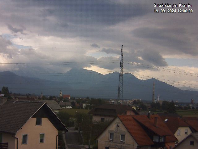 Pogled s postaje proti Krvavcu ob 12:00