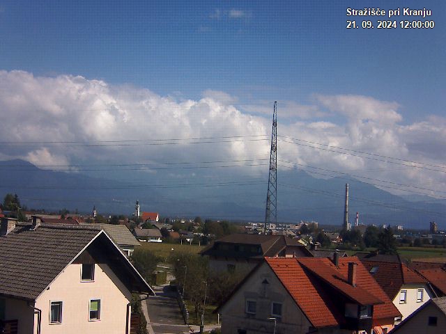 Pogled s postaje proti Krvavcu ob 12:00