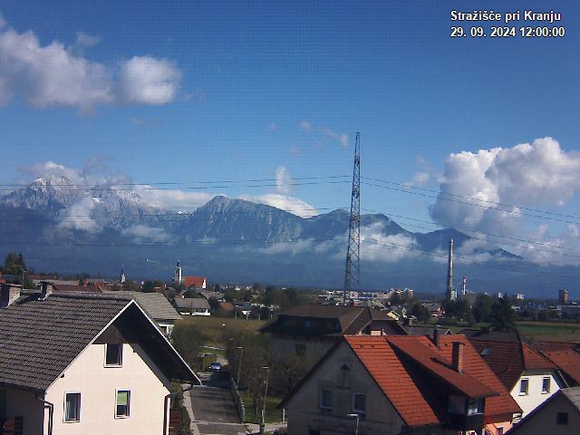 Pogled s postaje proti Krvavcu ob 12:00