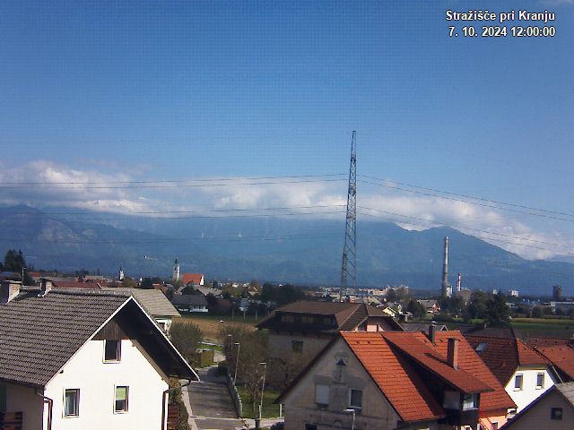 Pogled s postaje proti Krvavcu ob 12:00