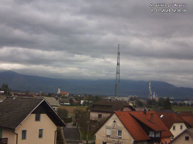 Pogled s postaje proti Krvavcu ob 12:00
