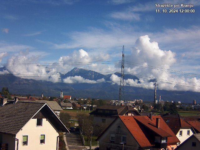 Pogled s postaje proti Krvavcu ob 12:00