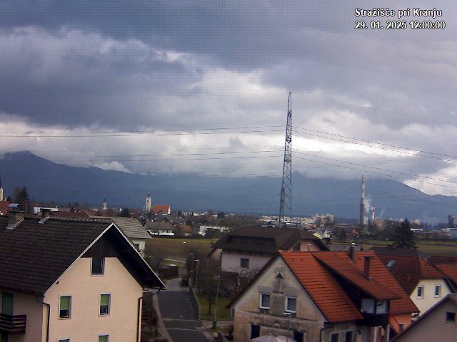 Pogled s postaje proti Krvavcu ob 12:00