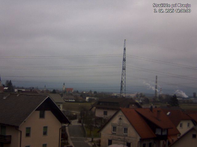 Pogled s postaje proti Krvavcu ob 12:00