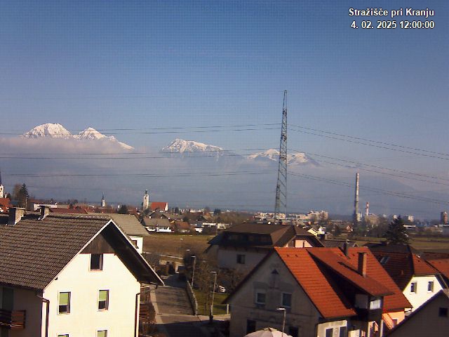 Pogled s postaje proti Krvavcu ob 12:00