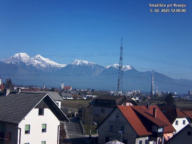 Pogled s postaje proti Krvavcu ob 12:00