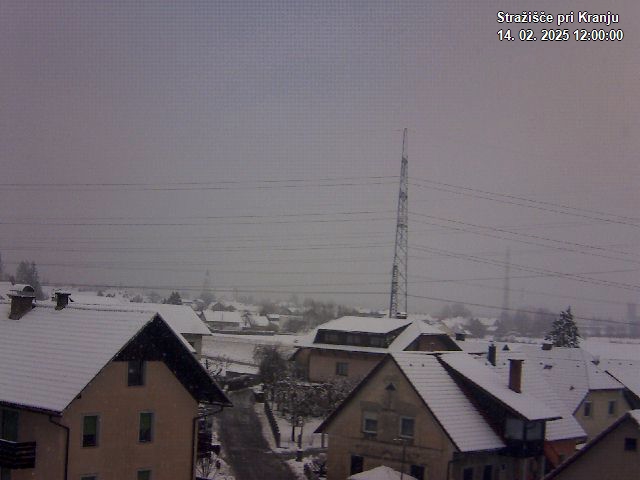 Pogled s postaje proti Krvavcu ob 12:00