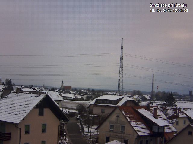 Pogled s postaje proti Krvavcu ob 12:00