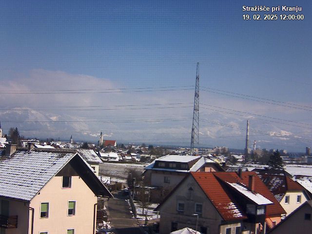 Pogled s postaje proti Krvavcu ob 12:00