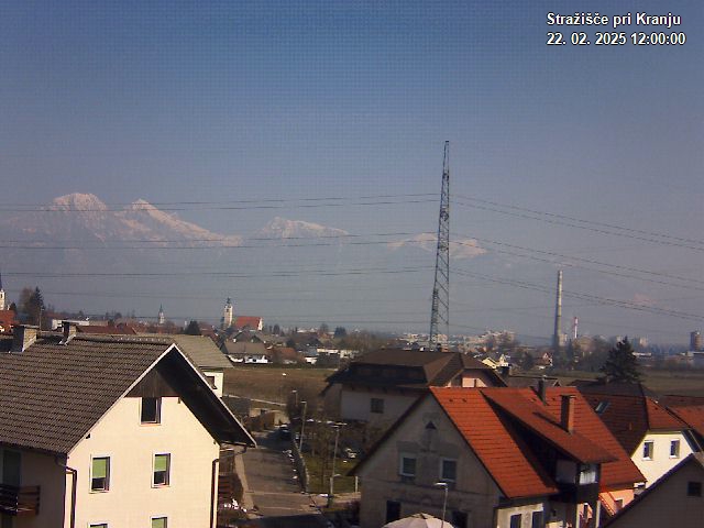 Pogled s postaje proti Krvavcu ob 12:00