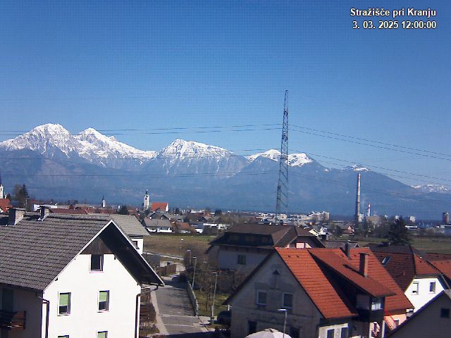 Pogled s postaje proti Krvavcu ob 12:00