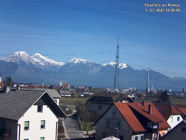 Pogled s postaje proti Krvavcu ob 12:00