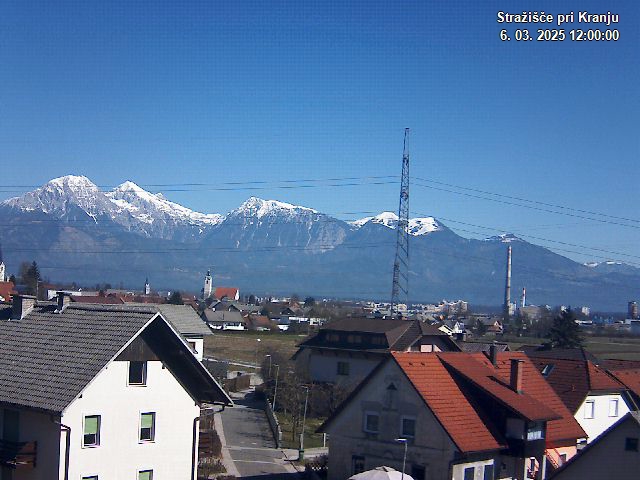 Pogled s postaje proti Krvavcu ob 12:00