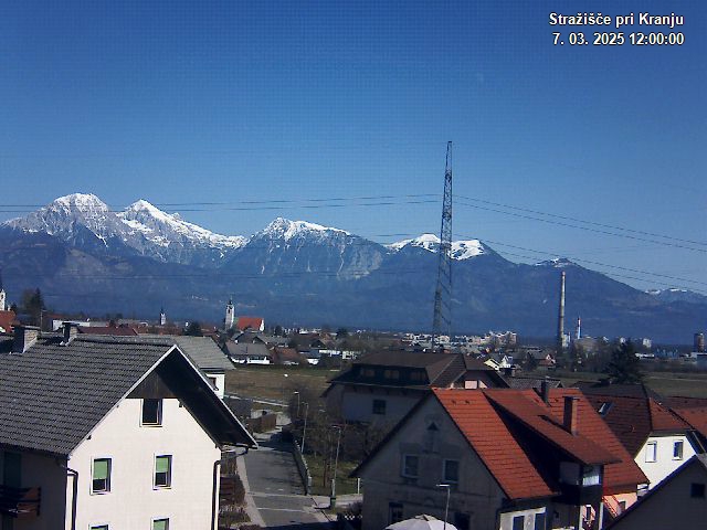 Pogled s postaje proti Krvavcu ob 12:00