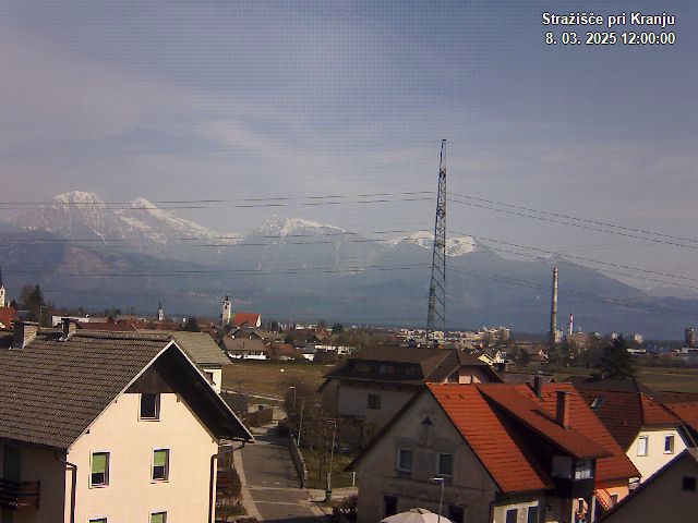 Pogled s postaje proti Krvavcu ob 12:00