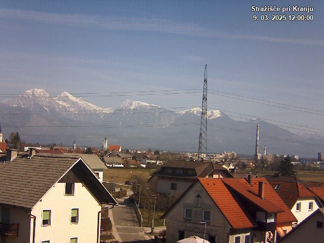 Pogled s postaje proti Krvavcu ob 12:00